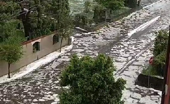 Cislago sotto l’acqua: grandine e strade allagate