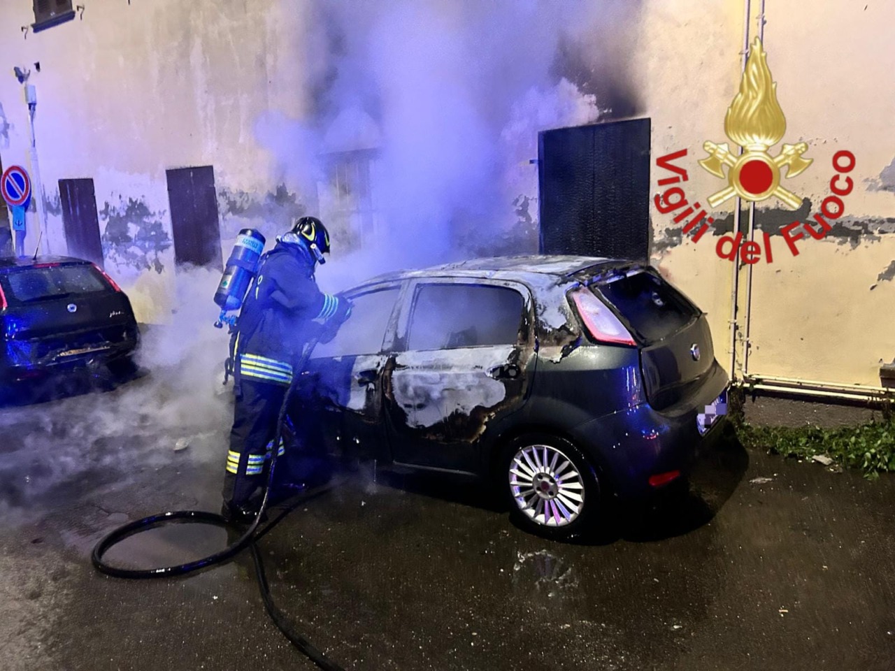 Incendio di un’auto in sosta a Turate