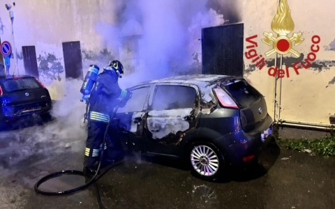 Incendio di un’auto in sosta a Turate