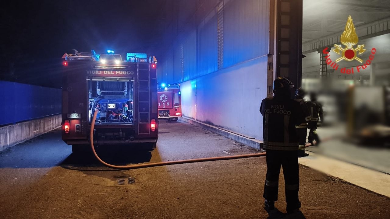 Incendio in azienda: un macchinario in fiamme a Misinto