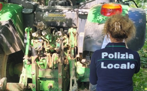 La Polizia Locale recupera un trattore rubato, nascosto nella vegetazione