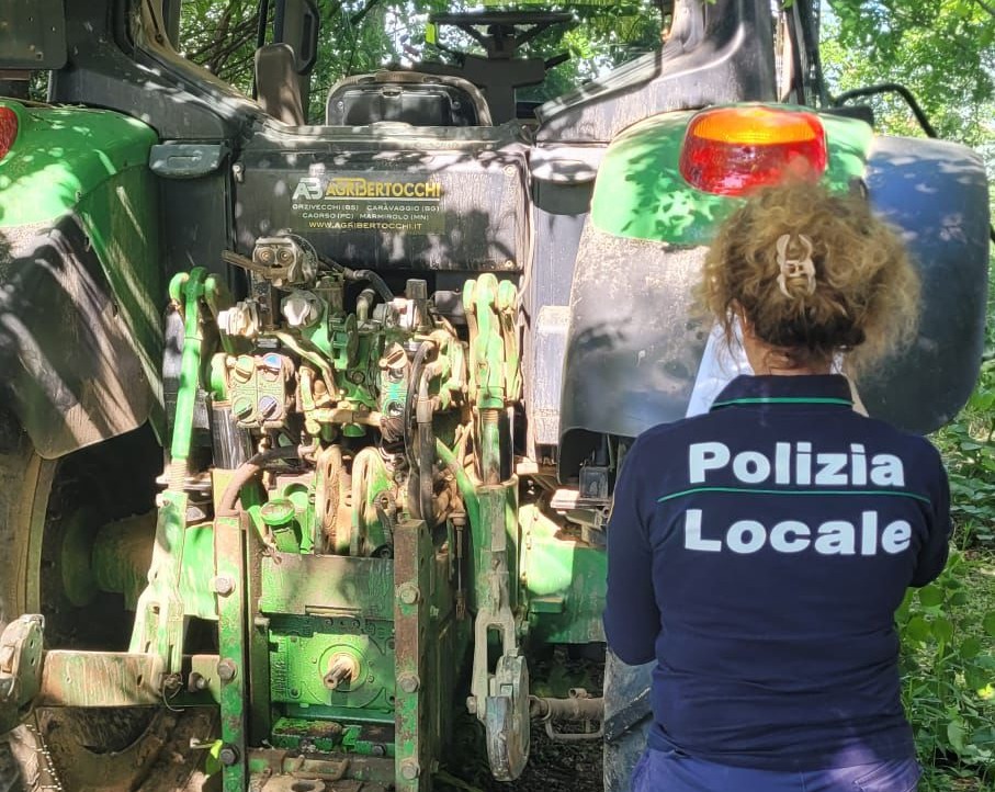 La Polizia Locale recupera un trattore rubato, nascosto nella vegetazione