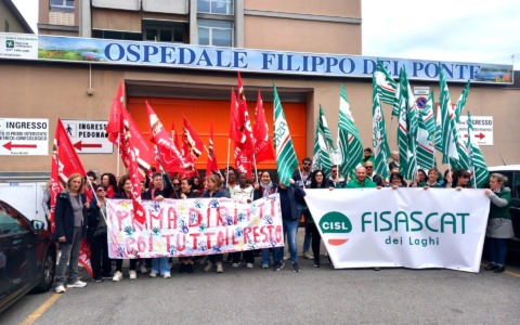 Protesta dei lavoratori delle pulizie all’ospedale del Ponte di Varese