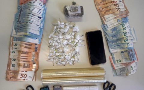 Pusher arrestato con 100 dosi di cocaina e hashish
