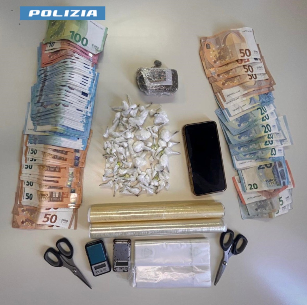 Pusher arrestato con 100 dosi di cocaina e hashish