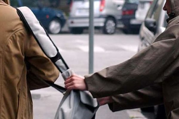 Scippo in via Roma: donna derubata mentre pedala in bicicletta