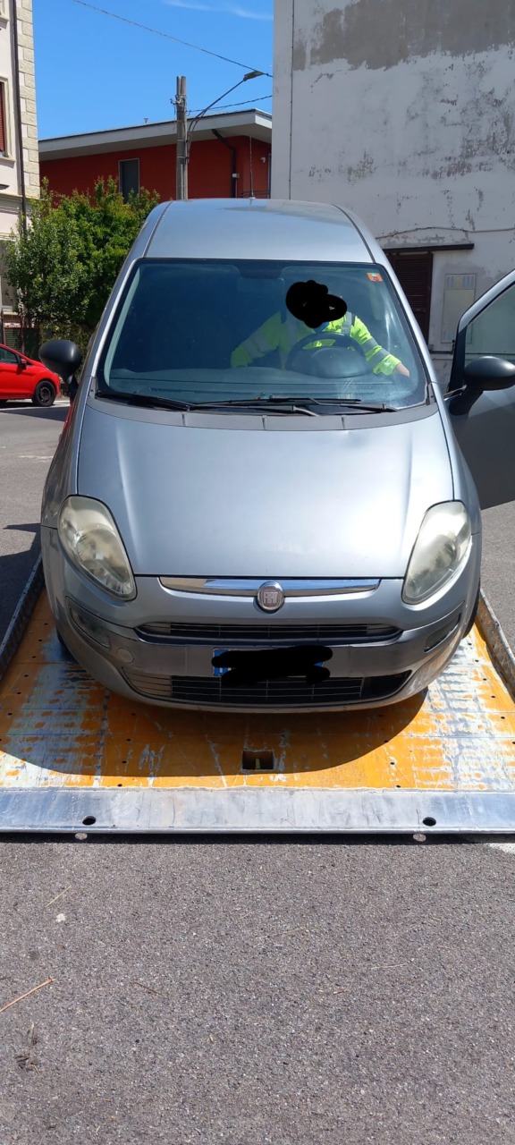Scoperta un’auto rubata nel parcheggio di Mozzate