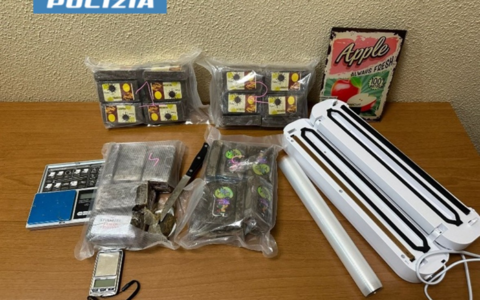 Scoperto un giovane con 40 panetti di hashish