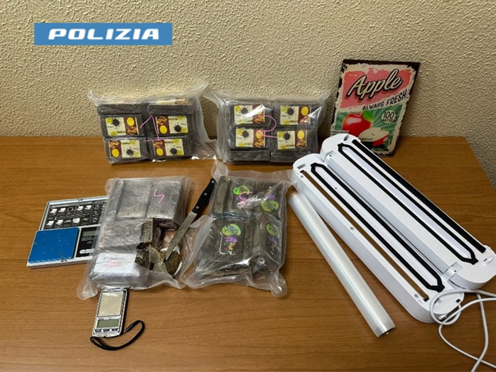 Scoperto un giovane con 40 panetti di hashish