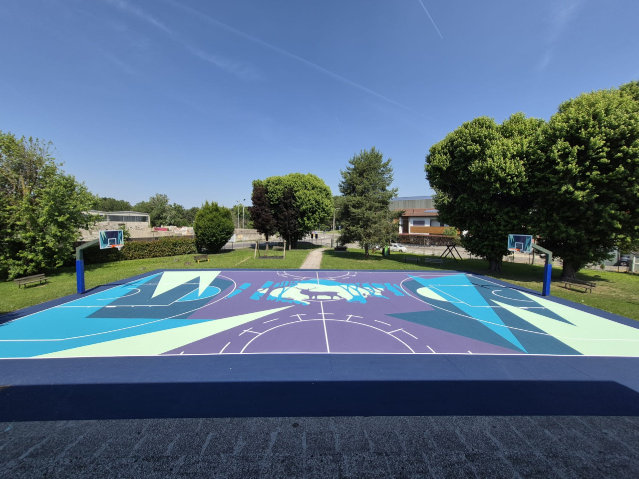 Al Villaggio Brollo si inaugura un campo da basket d’autore tra arte e sport