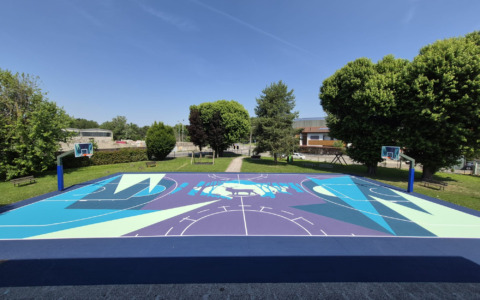 Al Villaggio Brollo si inaugura un campo da basket d’autore tra arte e sport