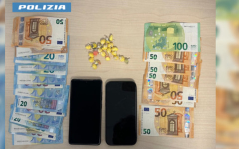 Arresto di un pusher con 22 dosi di cocaina e mille euro in contanti