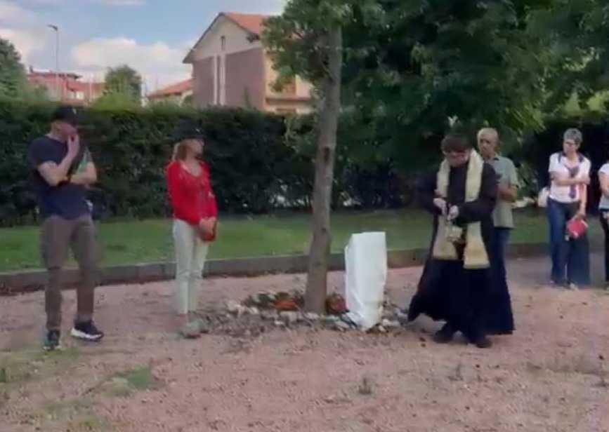 Benedizione di un albero in memoria di don Giovanni Proserpio