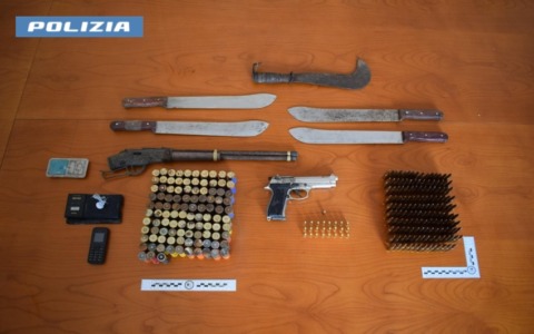 Bonifica nei boschi dello spaccio: sequestri di droga e armi