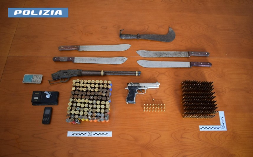 Bonifica nei boschi dello spaccio: sequestri di droga e armi
