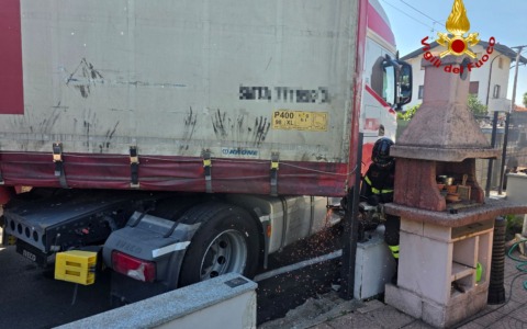 Fagnano Olona: autoarticolato bloccato tra i muri di recinzione, intervengono i Vigili del Fuoco