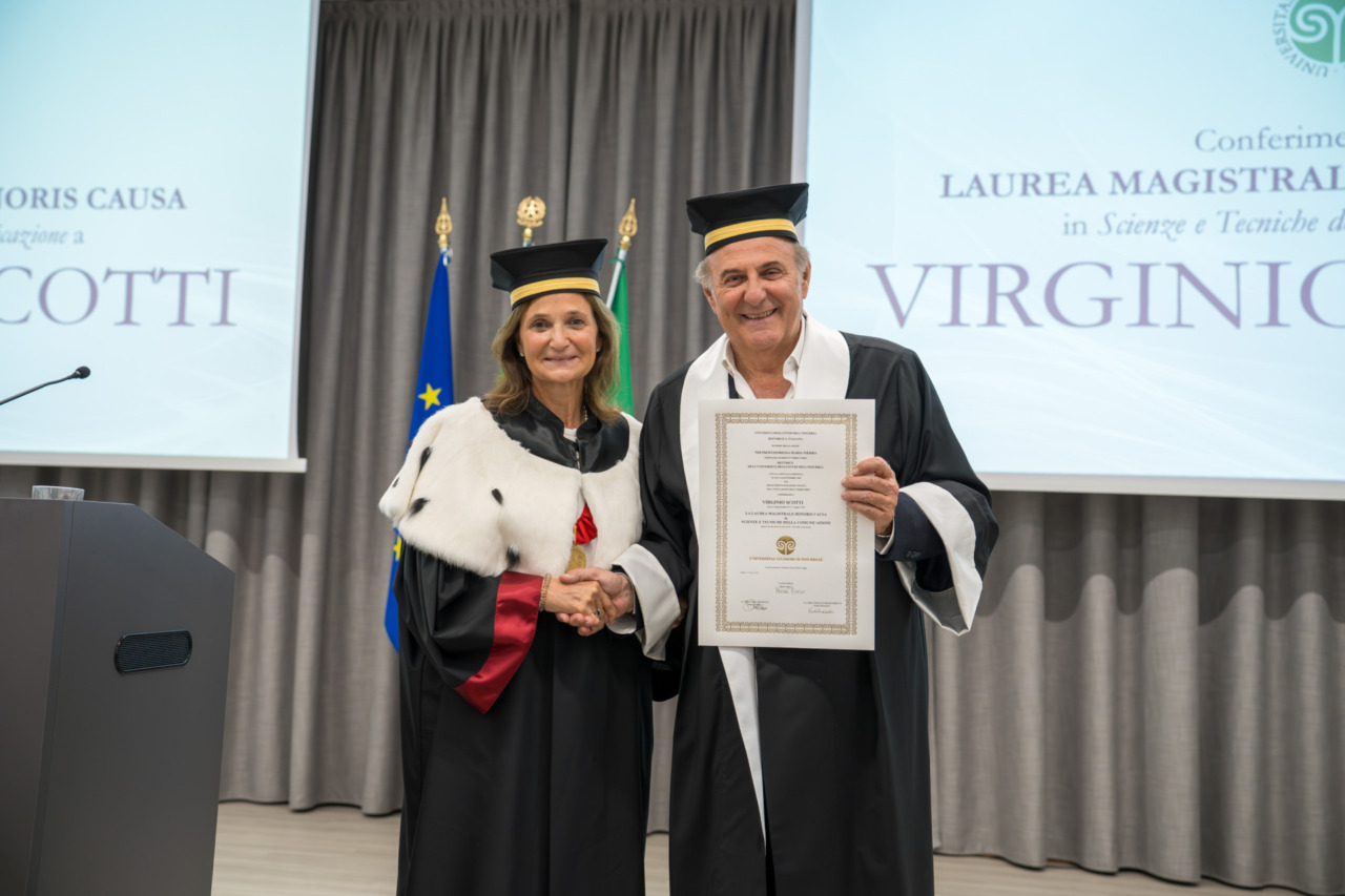 L’Università dell’Insubria conferisce la laurea honoris causa a Gerry Scotti per il suo contributo alla comunicazione