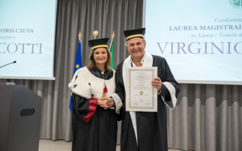 L’Università dell’Insubria conferisce la laurea honoris causa a Gerry Scotti per il suo contributo alla comunicazione