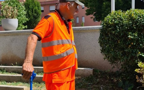 Volontari civici in azione per pulire la piazza di Mozzate