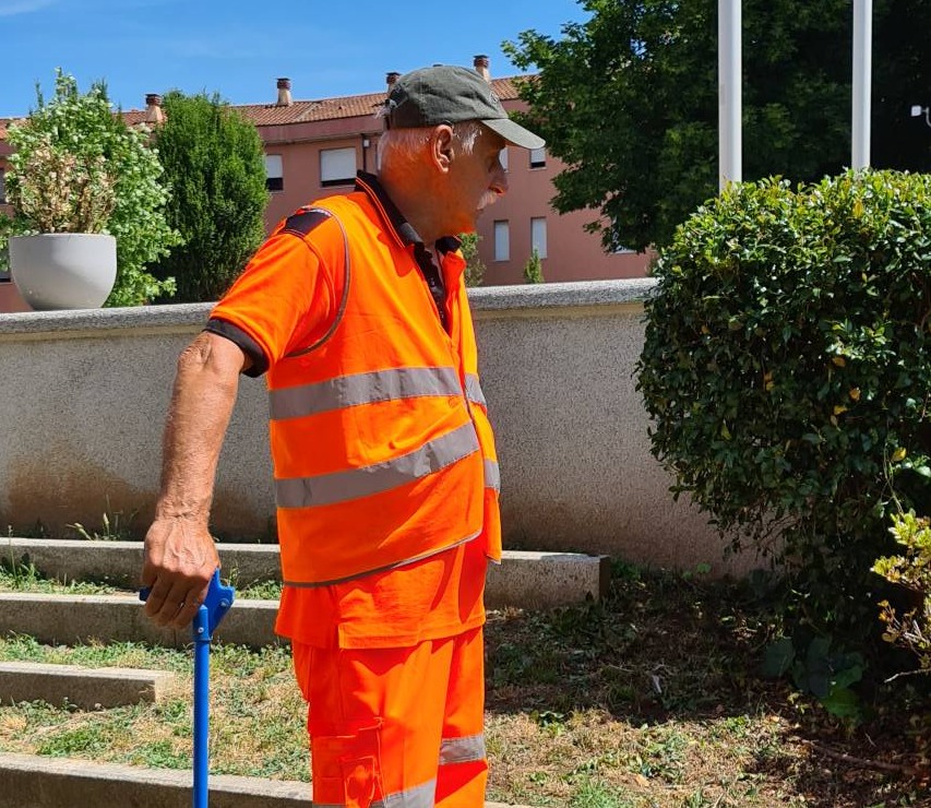 Volontari civici in azione per pulire la piazza di Mozzate