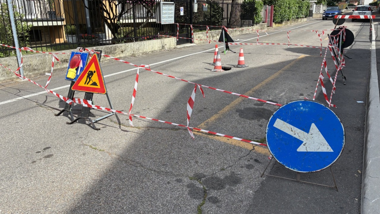 Voragine in via Monte Bianco: traffico interrotto