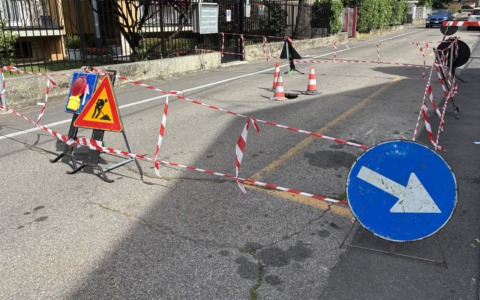 Voragine in via Monte Bianco: traffico interrotto