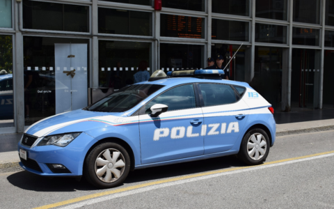 Aggredisce un agente dopo una fuga contromano: arrestato