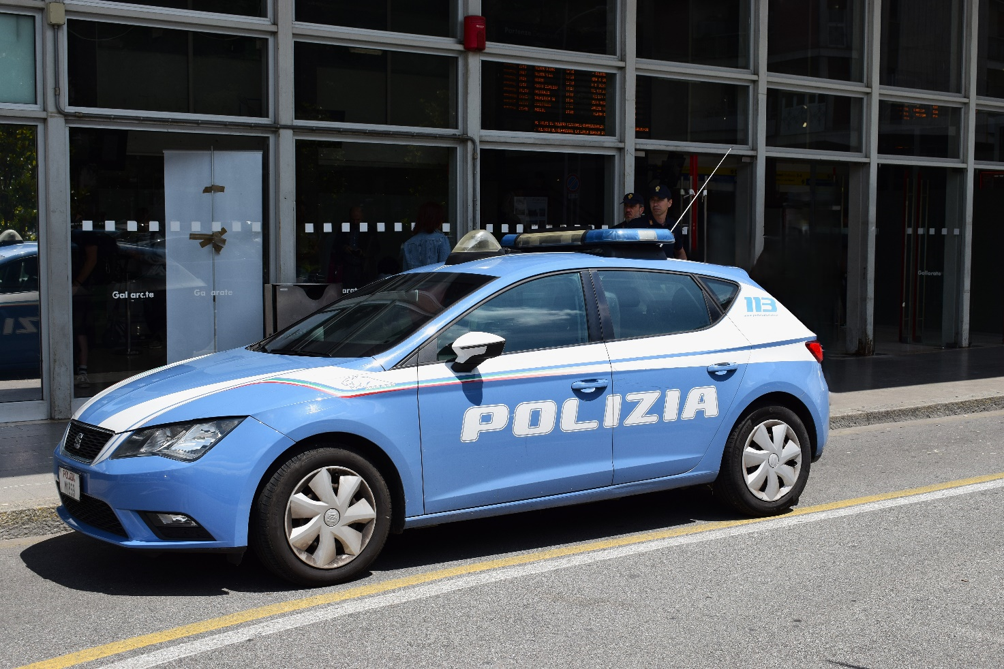 Aggredisce un agente dopo una fuga contromano: arrestato