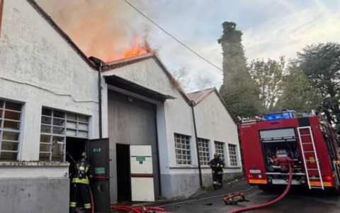 Fiamme in un capannone: intervento tempestivo dei vigili del fuoco