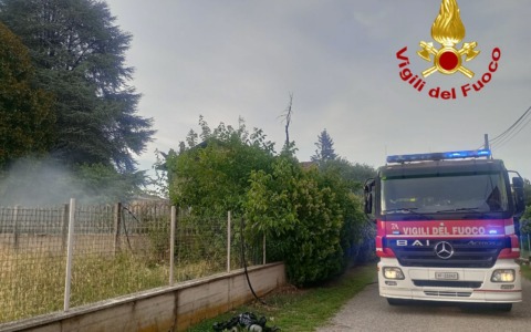 Incendio in giardino a Cislago, intervento dei Vigili del Fuoco