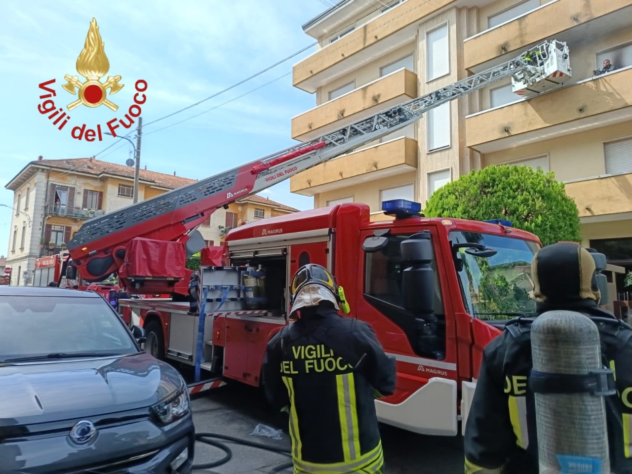 Incendio in via Petrarca a Tradate, evacuata una residente