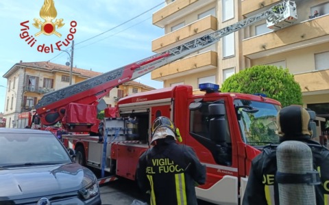 Incendio in via Petrarca a Tradate, evacuata una residente