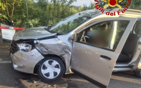 Incidente a Malnate, donna liberata dalle lamiere dell’auto