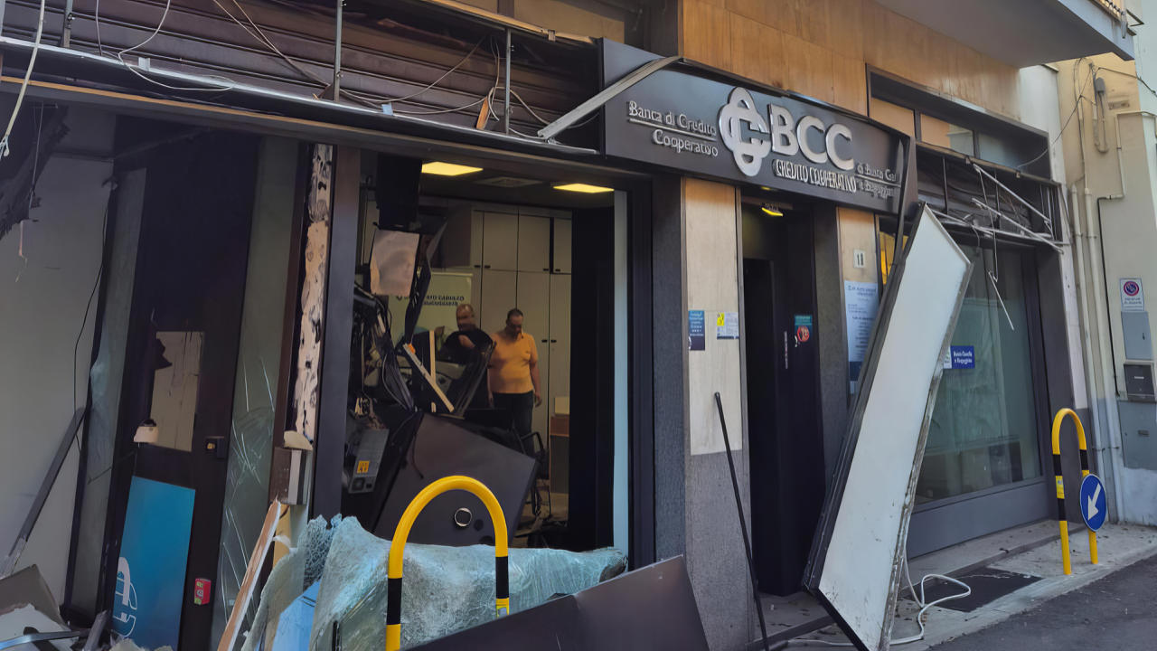 Notte di paura a Samarate: esplode il bancomat della Bcc
