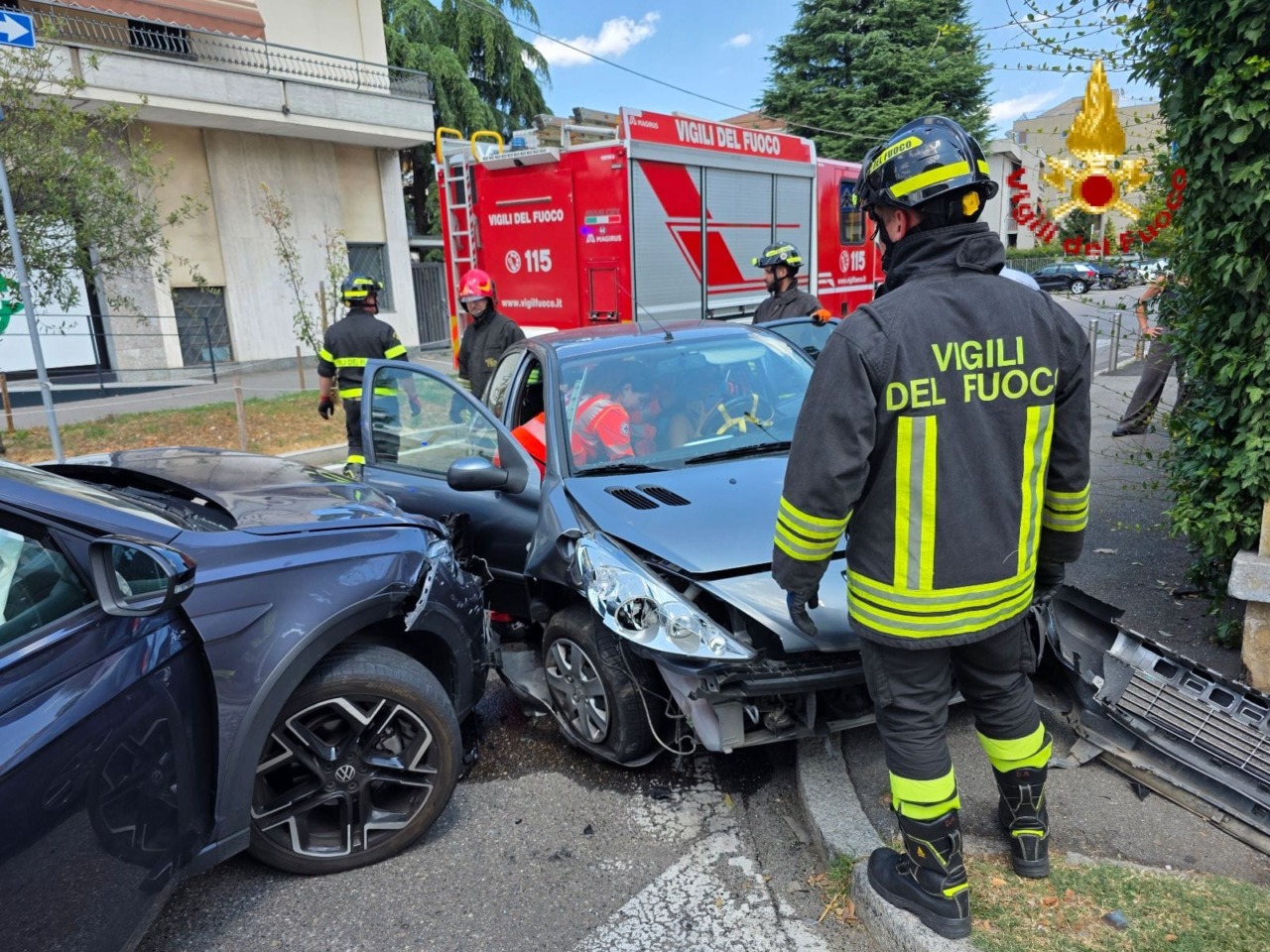 Scontro frontale tra due veicoli a Cassano Magnago: intervengono i soccorsi