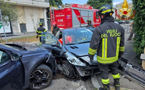 Scontro frontale tra due veicoli a Cassano Magnago: intervengono i soccorsi