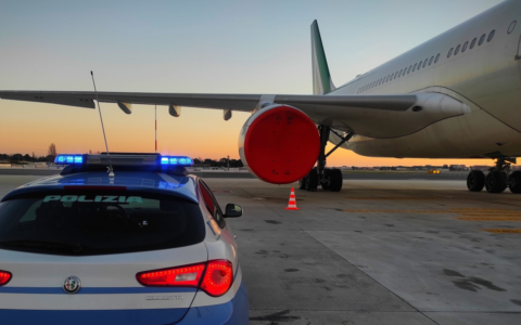 Tre operatori aeroportuali arrestati per furti nei bagagli