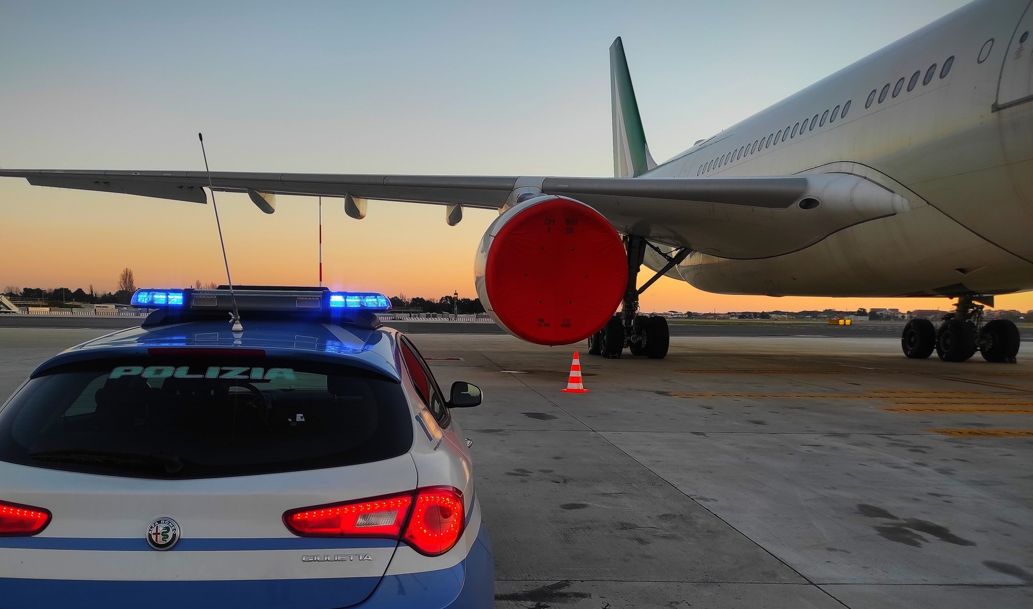 Tre operatori aeroportuali arrestati per furti nei bagagli