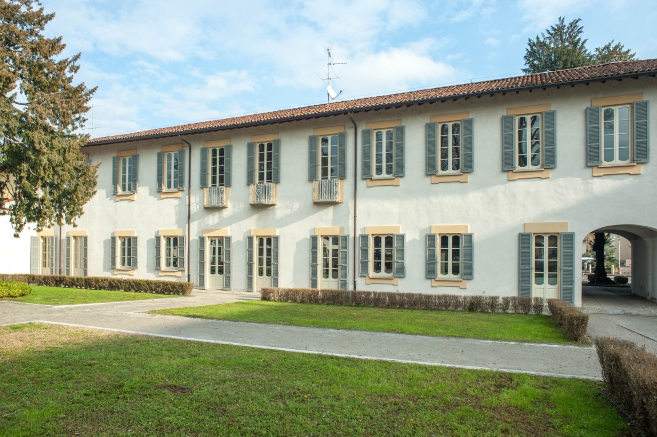 Volontari cercasi per annaffiare le fioriere di Villa Borletti a Origgio