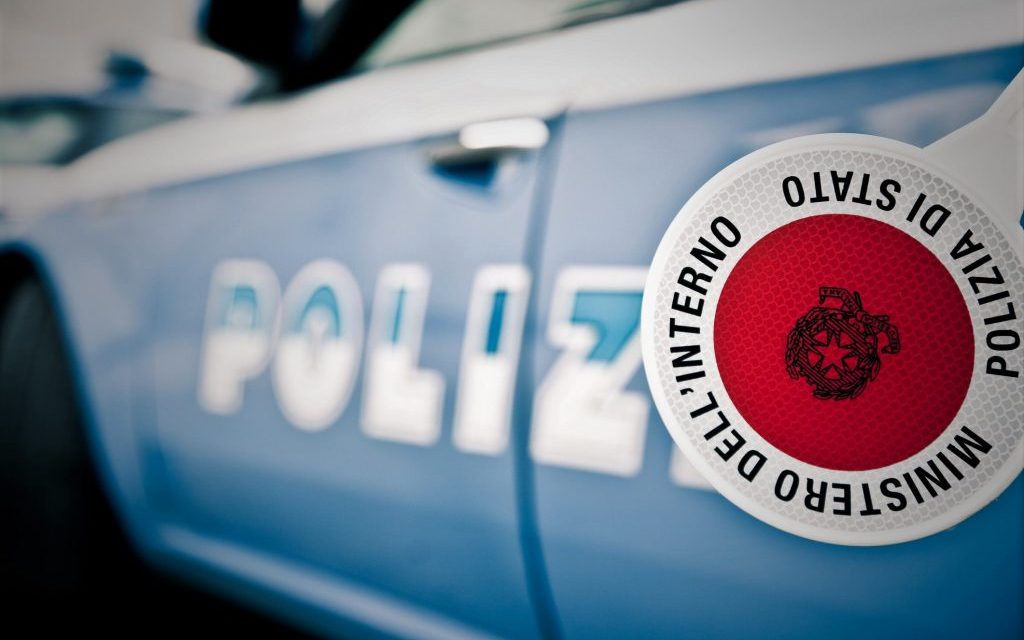 Una donna aggredisce l’ex fidanzato e il padre: arrestata dalla Polizia